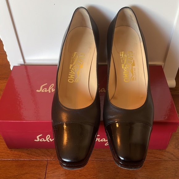 Salvatore Ferragamo black smooth and patent leather platform pump size 8 - Picture 2 of 9